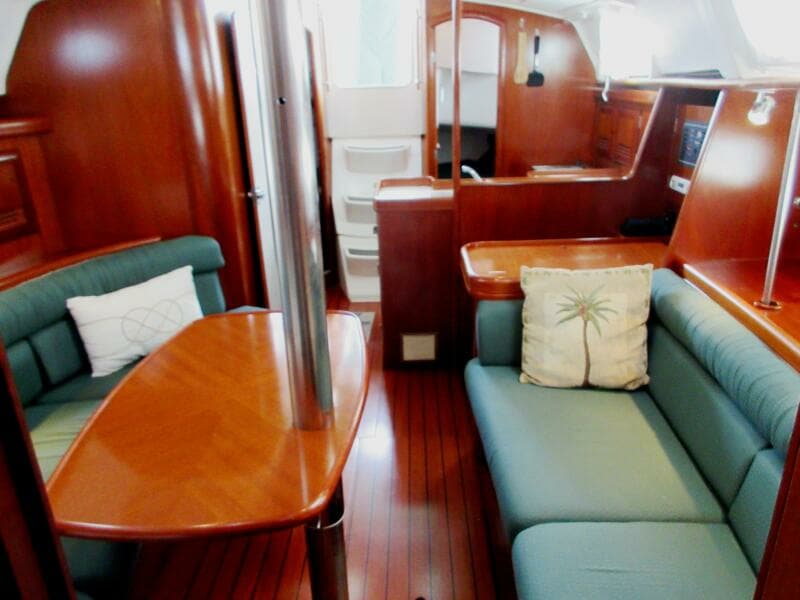 Salon, aft to Companionway