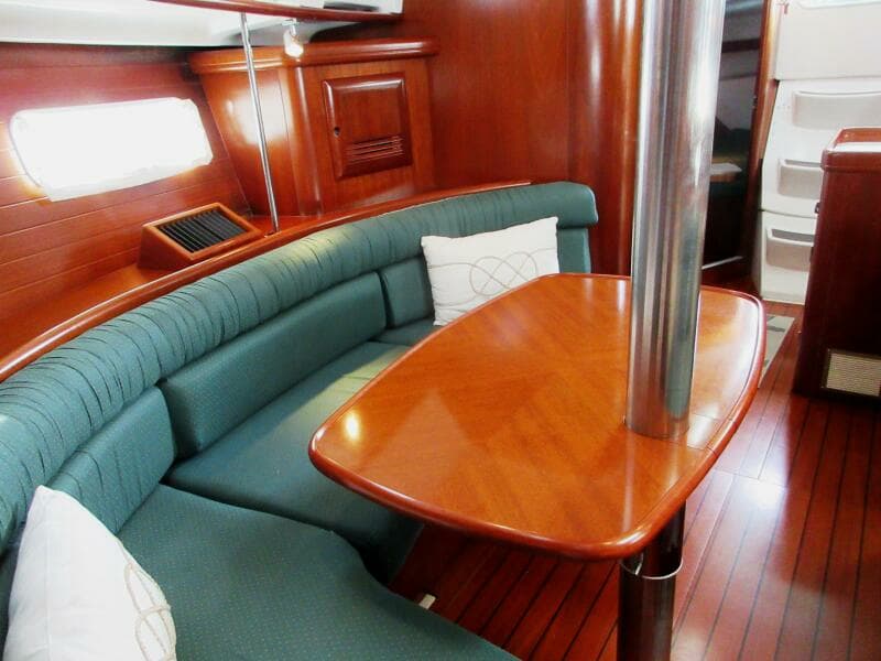Salon, starboard aft to Head