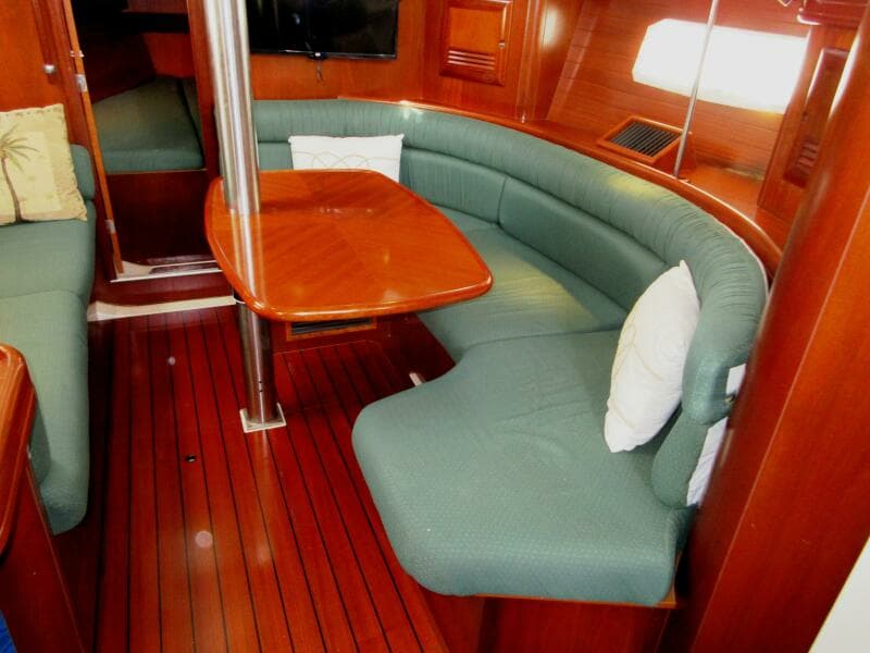 Salon, starboard side 2