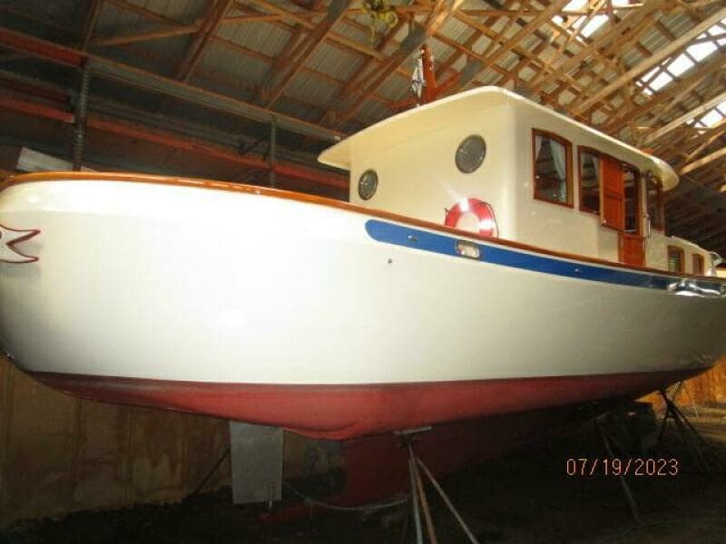 43' Flowers starboard aft profile