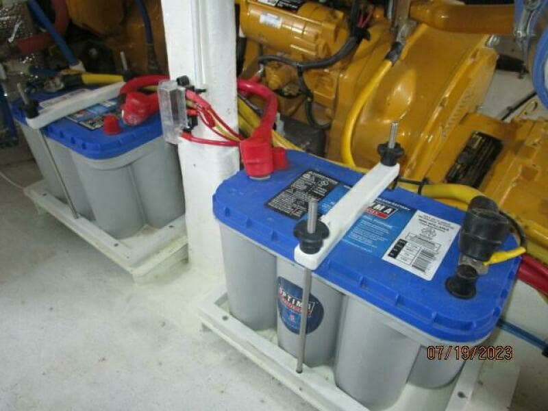 43' Flowers battery bank2