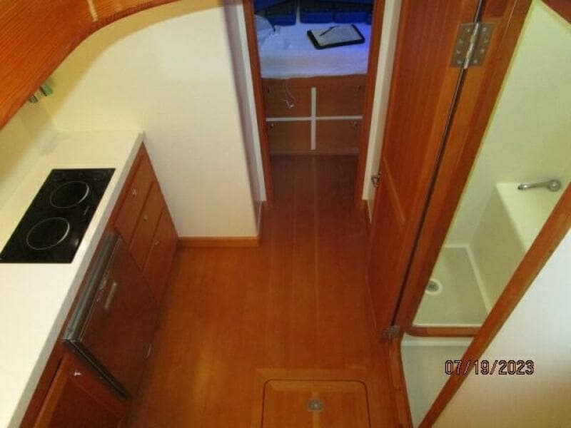 43' Flowers galley1
