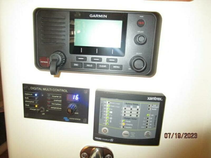 43' Flowers pilothouse helm electronics