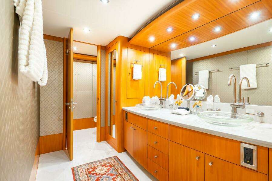 2008 Lazzara Yachts 116