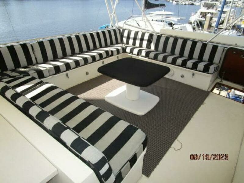 63' Hatteras flybridge seating