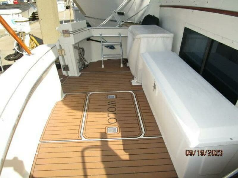 63' Hatteras cockpit port