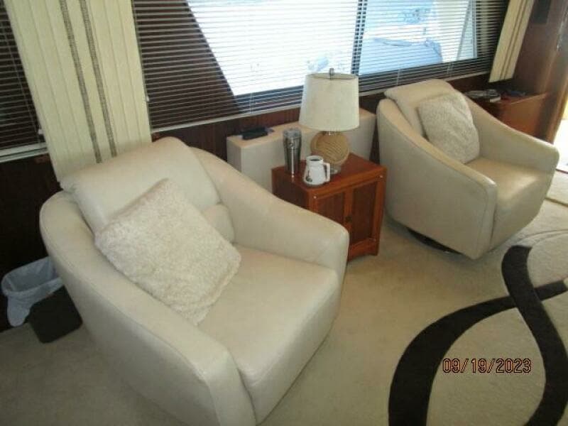 63' Hatteras salon starboard seating