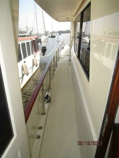 63' Hatteras port side deck2