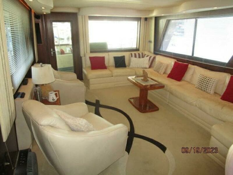 63' Hatteras salon aft1