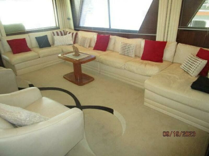 63' Hatteras salon port seating