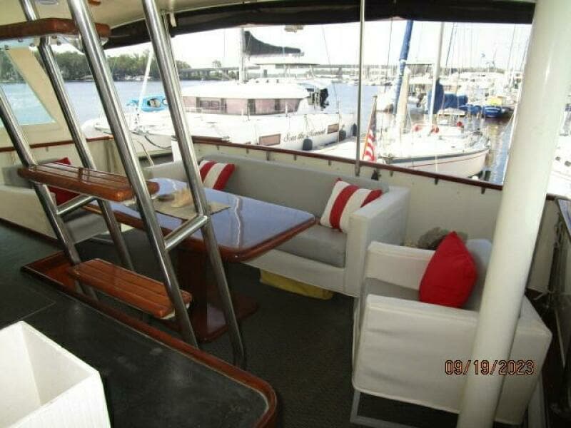 63' Hatteras aftdeck2