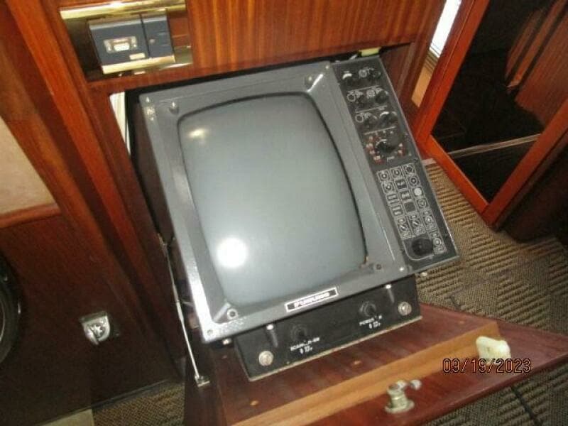 63' Hatteras lower helm Radar