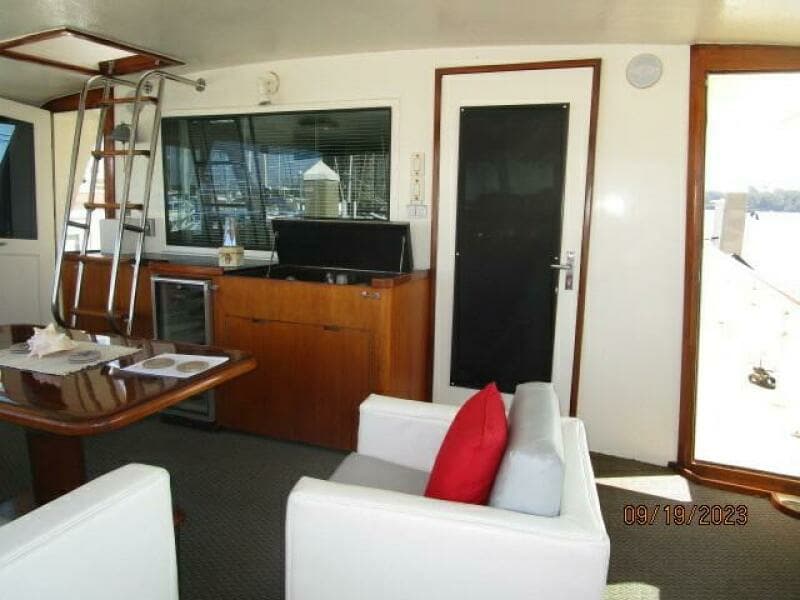 63' Hatteras aftdeck forward
