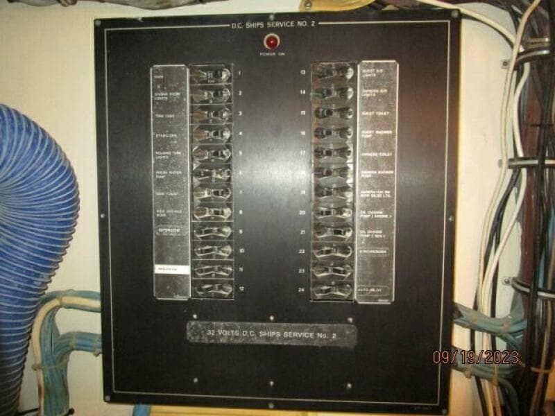 63' Hatteras electrical panel3