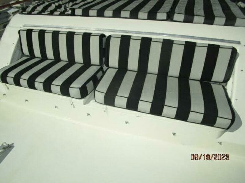 63' Hatteras foredeck benchseat