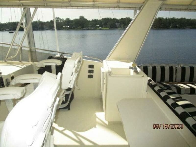 63' Hatteras flybridge starboard
