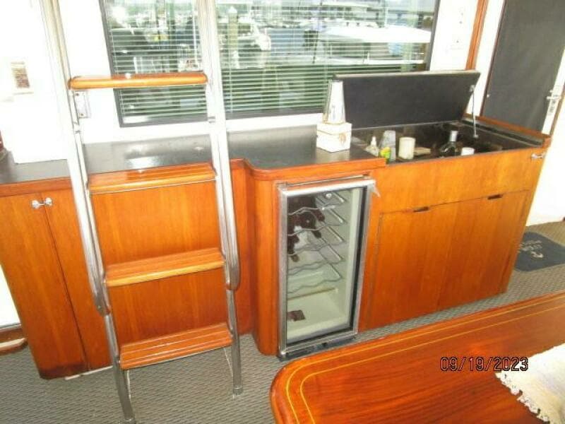 63' Hatteras aftdeck wetbar