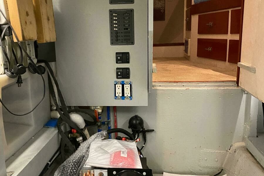 1973 Chris-Craft 47 Commander Flush Deck