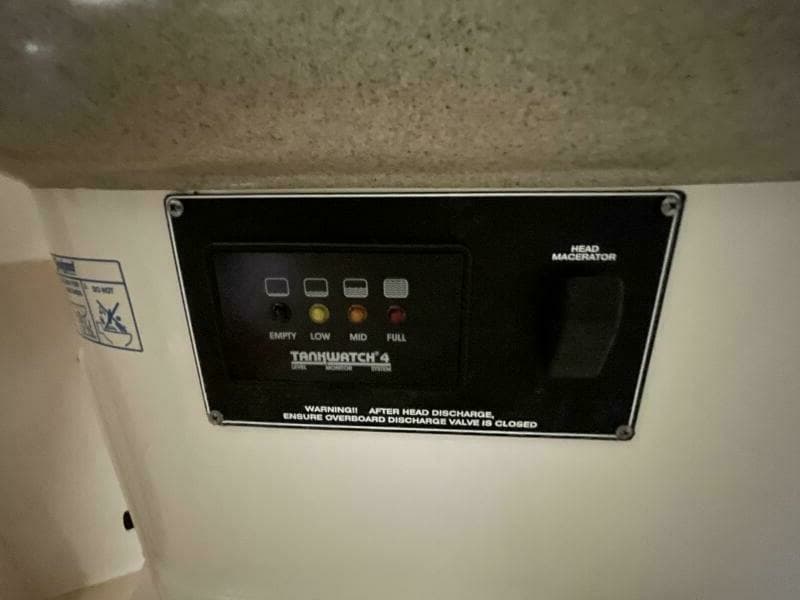 2000 Pursuit 3000 Express