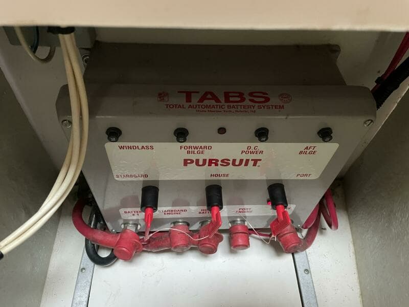 2000 Pursuit 3000 Express