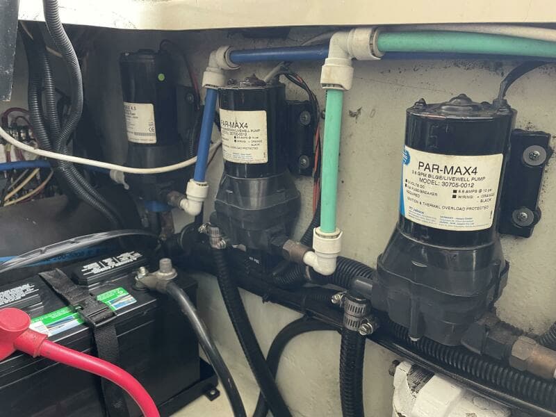 2000 Pursuit 3000 Express