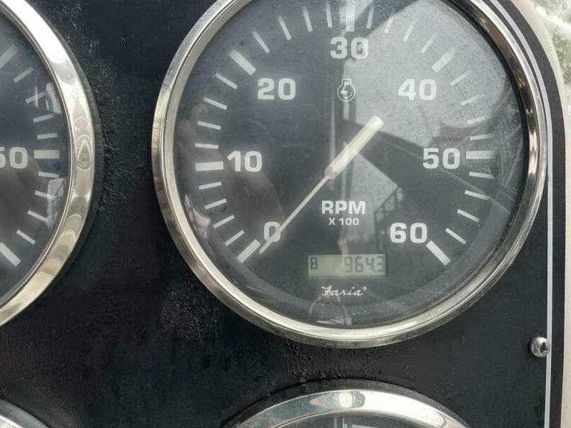 2000 Pursuit 3000 Express