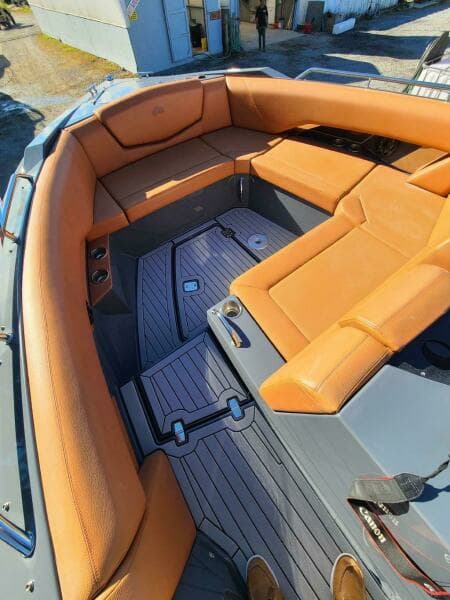 2017 Cruisers Yachts 338 South Beach BR