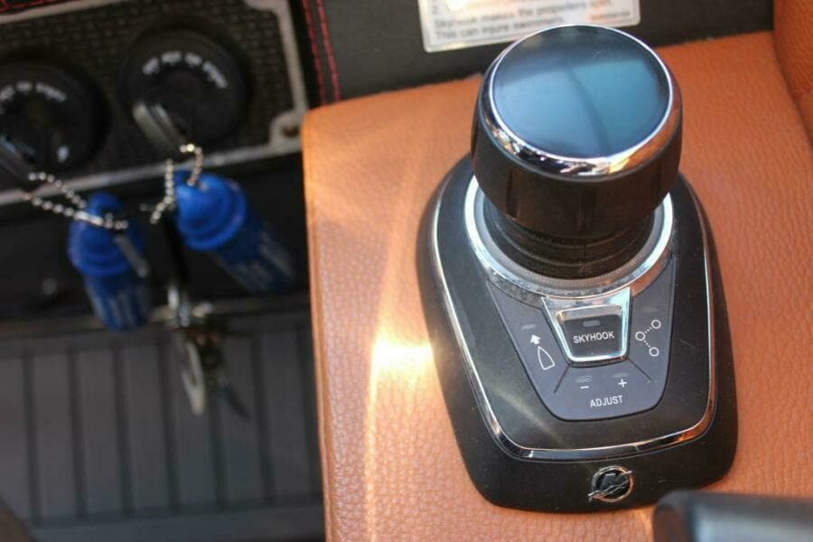 2017 Cruisers Yachts 338 South Beach BR