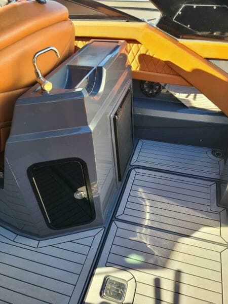 2017 Cruisers Yachts 338 South Beach BR