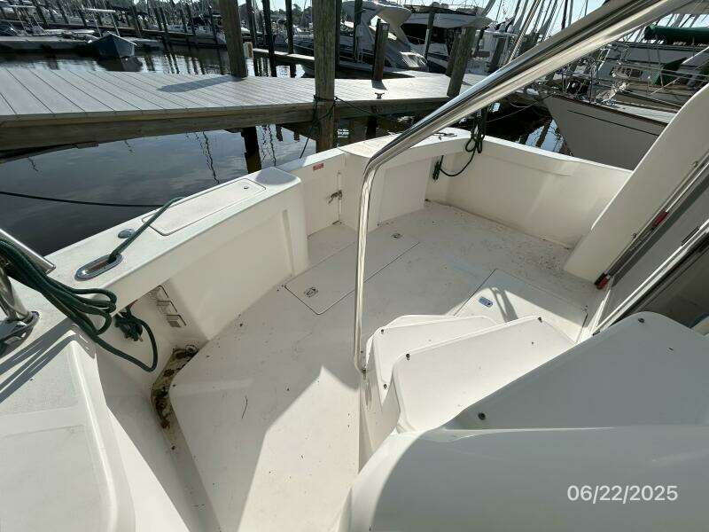 39' Mainship aftdeck1