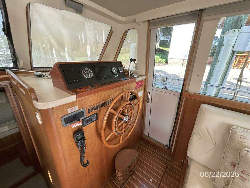 39' Mainship lower helm1