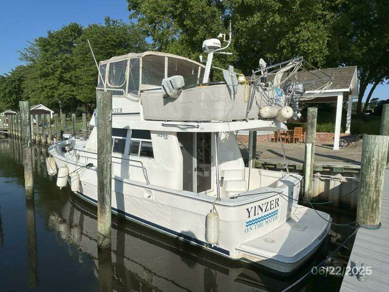 39' Mainship port aft profile