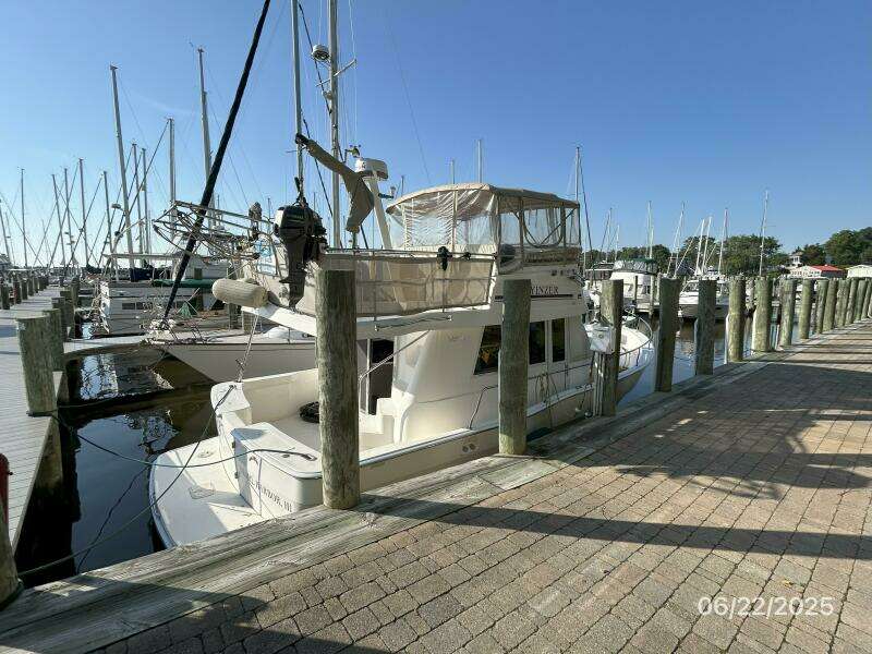 39' Mainship starboard aft profile