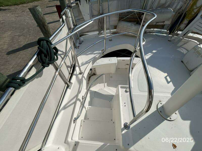 39' Mainship flybridge-aftdeck stairs