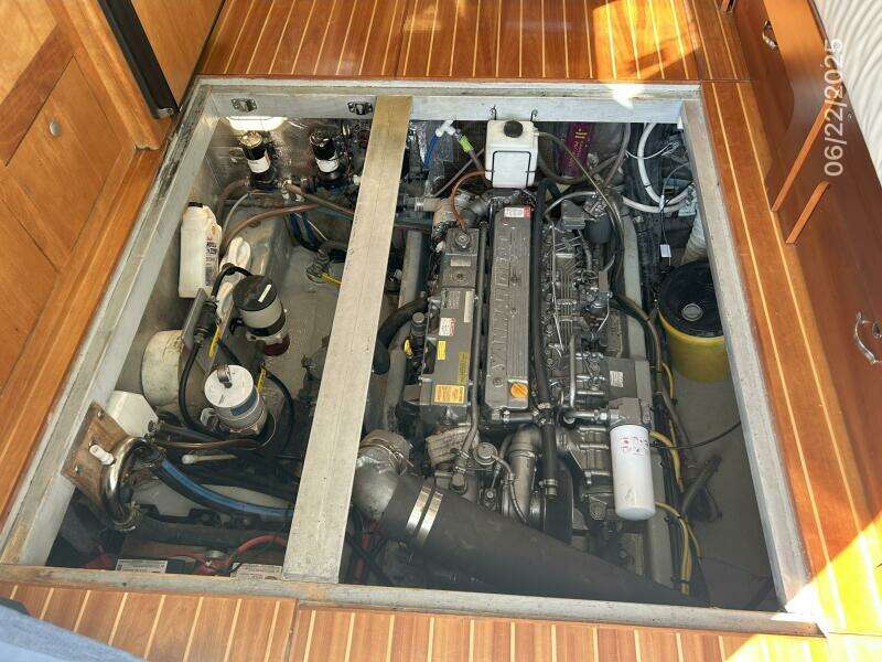 39' mainship engine room access