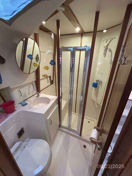 39' Mainship head-shower