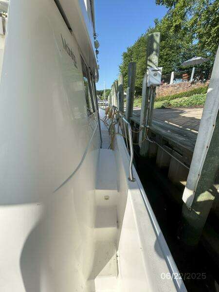 39' Mainship starboard side deck1