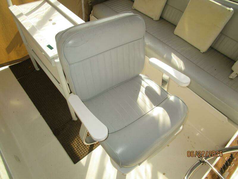 39' Mainship flybridge helmseat