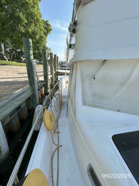 39' Mainship starboard side deck2