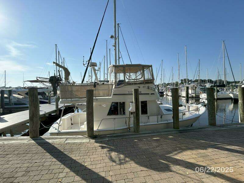 39' Mainship starboard profile