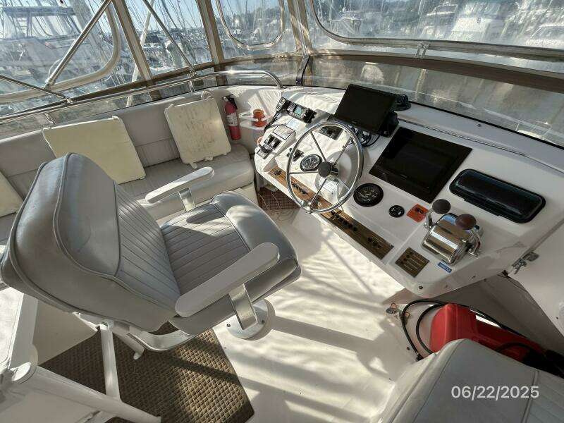 39' Mainship flybridge helm1