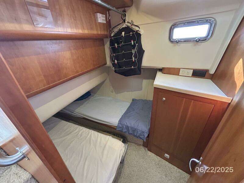 39' Mainship guest stateroom