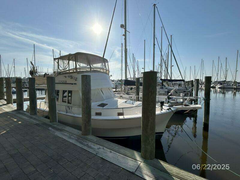 39' Mainship starboard forward profile