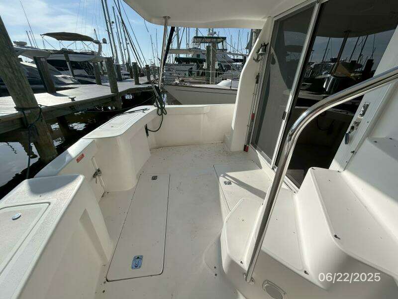 39' Mainship aftdeck port