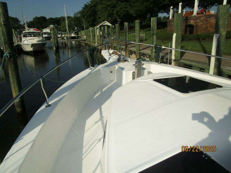 39' Mainship foredeck2