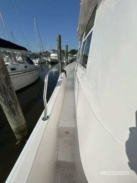 39' Mainship port side deck1