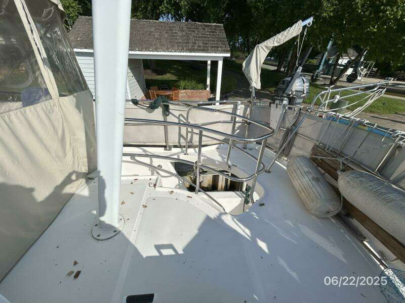 39' Mainship sundeck starboard