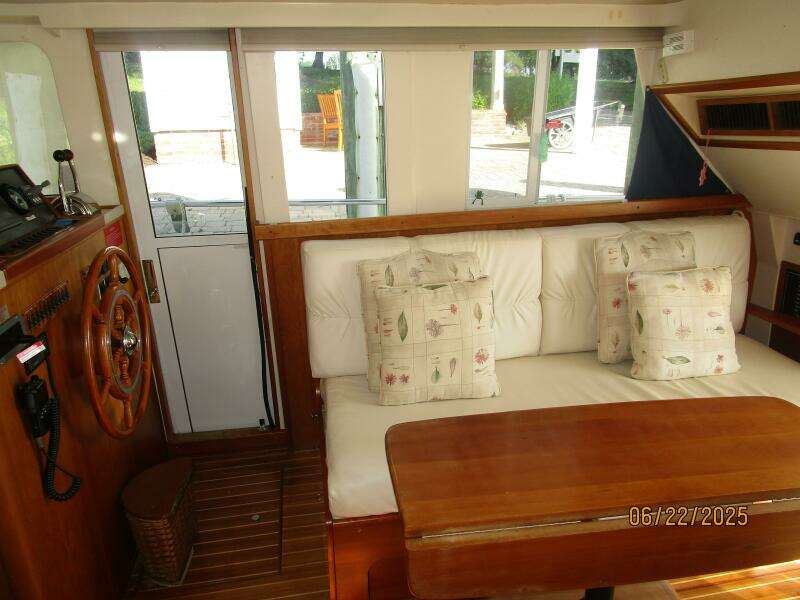 39' Mainship salon starboard