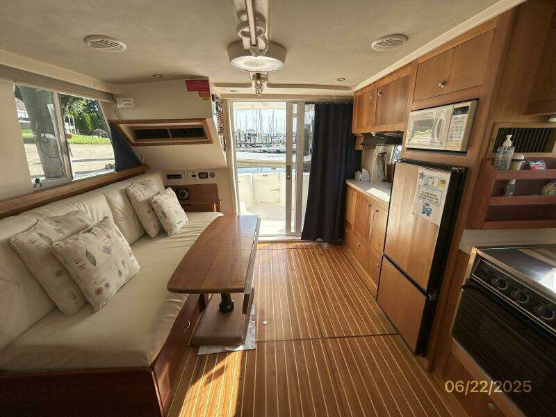 39' Mainship salon aft
