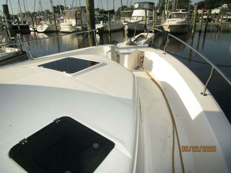 39' Mainship foredeck1